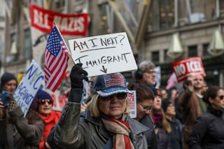 Encuesta: Para muchos estadounidenses, la ofensiva migratoria de Trump es algo personal