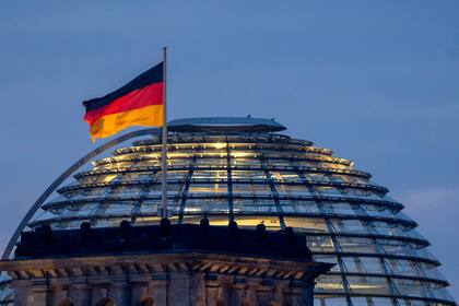 Encuestas dan ventaja a los conservadores de Merz en las elecciones de Alemania; AfD suma apoyos