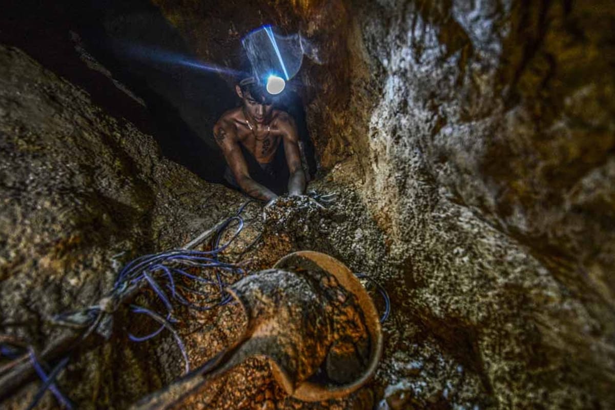Ender Moreno muestra rocas con oro en la mina La Culebra en El Callao, sureste de Venezuela