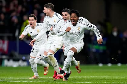 Endrick, Brahim Díaz, Federico Valverde y Fran García comienzan el alocado festejo de Real Madrid tras la definición por penales en el Metropolitano.