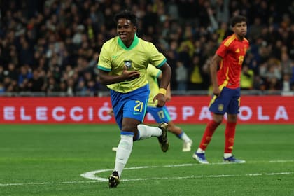 Endrick celebra el segundo gol de Brasil en el reciente amistoso ante España, en el Santiago Bernabeu