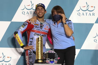 Enea Bastianini celebra la victoria en Losail con Nadia Padovani, la directora del equipo Gresini Racing de MotoGP; primer triunfo para el piloto italiano y para la estructura que lidera la viuda de Fausto Gresini