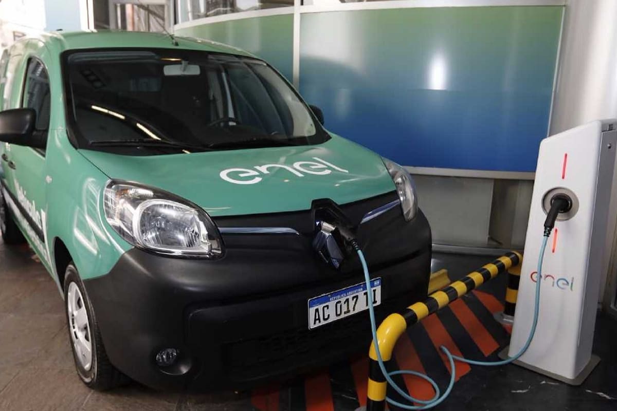 Enel inauguró la primera estación operativa de carga de vehículos 100% eléctricos del país