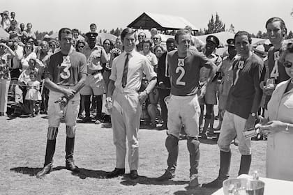 Enemigos íntimos, el príncipe Carlos y Andrew Parker-Bowles son los encargados de premiar a los ganadores de un partido de polo (circa 1971).