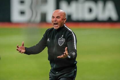 Enérgico, intenso, Sampaoli trabajó un año, durante 2019, en Santos; en 65 partidos por todas las competencias, el Peixe ganó 35, empató 15 y perdió los otros 15; el subcampeonato en el Brasileirao llevó al club a participar en la actual Libertadores