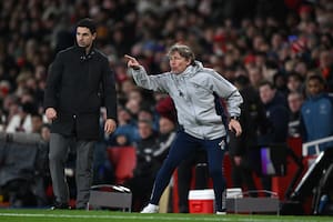 Enérgico, tal su estilo, Gabriel Heinze da instrucciones durante un partido de Arsenal en la Premier League, incluso en presencia de su amigo y director técnico principal, Mikel Arteta.