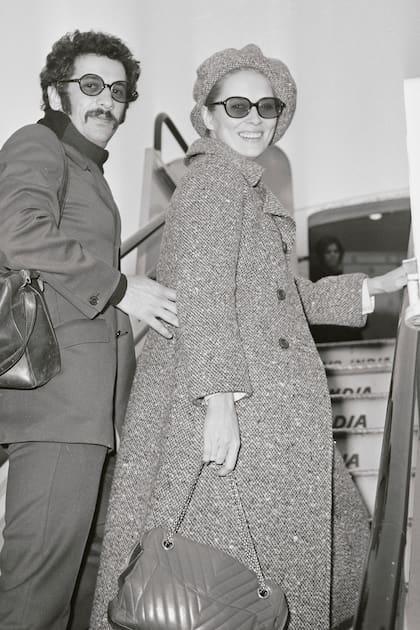 Enero de 1968, con el fotógrafo y director de cine estadounidense Jerry Schatzberg rumbo a París en el aeropuerto de Heathrow, Londres