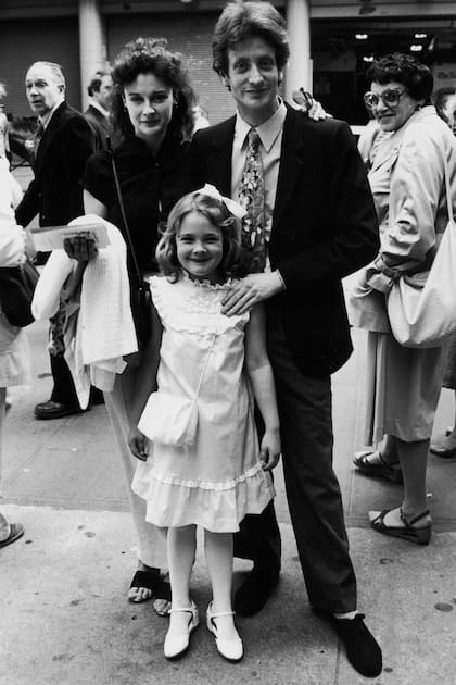 Enero de 1982.
Junto a su madre
y su hermano
por parte de
padre, el actor y
músico John Blyth
Barrymore.