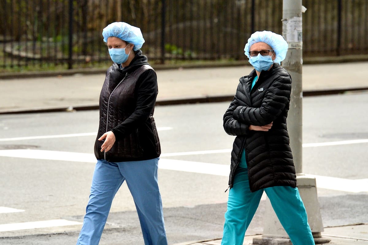 Enfermeras caminan frente al hospital Mount Sinai, en New York