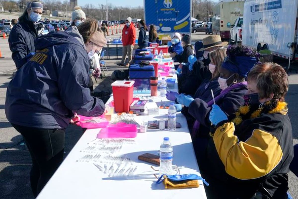 Enfermeras cargando jeringas en un sitio de vacunación Kansas City, Missouri