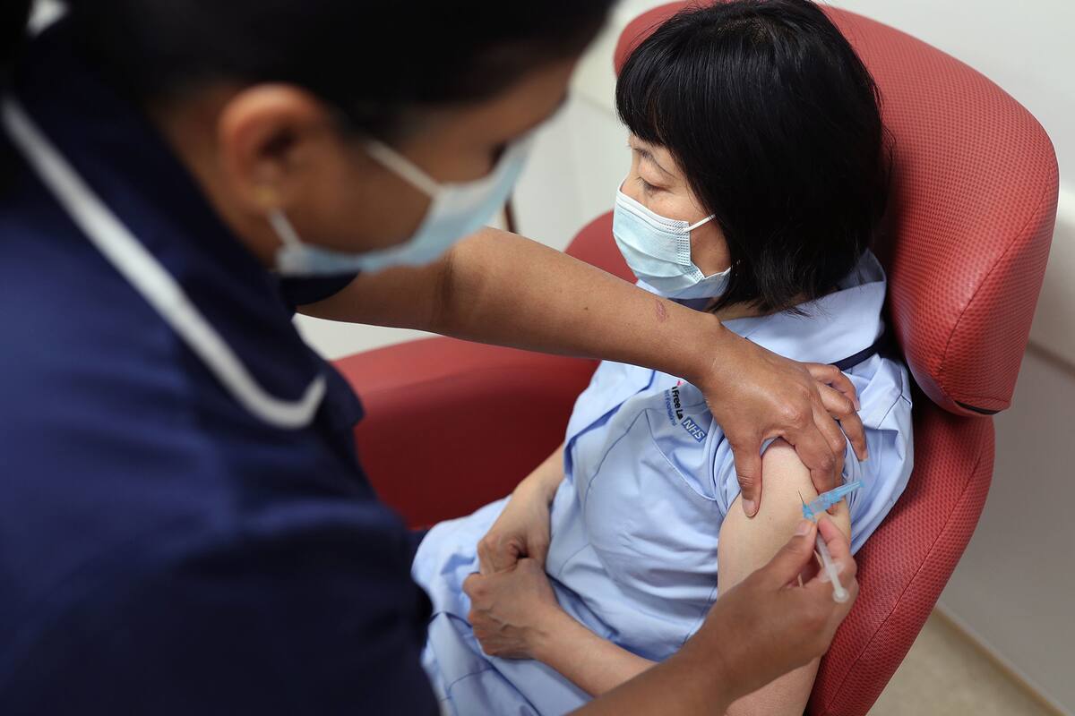 Enfermeras simulan la administración de la vacuna contra el coronavirus de Pfizer-BioNTech, durante una sesión de capacitación del personal antes del lanzamiento de la vacuna, mañana, en el Royal Free Hospital de Londres