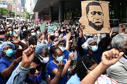 Enfermeras y trabajadores de la salud asisten a una concentración de "Black Lives Matter" frente al Hospital Bellevue el 4 de junio de 2020, en la ciudad de Nueva York.