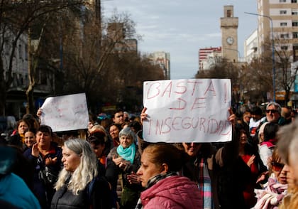 Enfrentamiento de vecinos con la policía en una movilización en reclamo por fata de seguridad en Mar del Plata