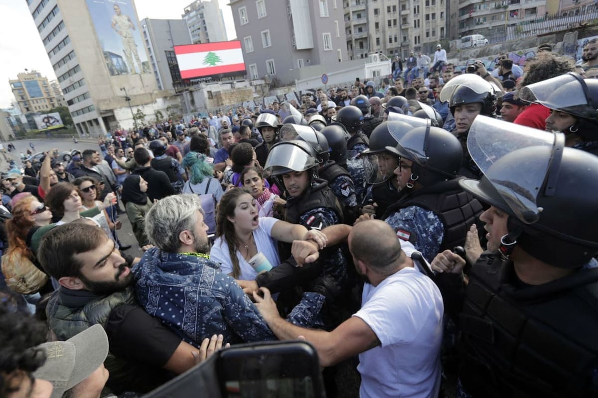 Enfrentamiento en el Líbano entre manifestantes y las Fuerzas Armadas, en octubre de 2019