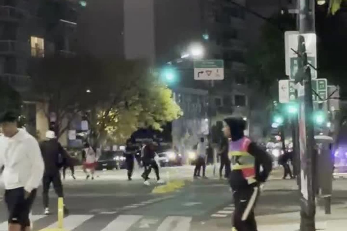 Enfrentamiento entre barras de Excursionistas y Defensores de Belgrano (Crédito: Héctor Cruces)