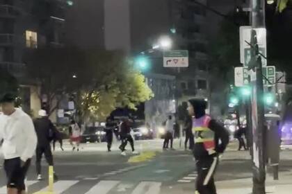 Enfrentamiento entre barras de Excursionistas y Defensores de Belgrano (Crédito: Héctor Cruces)