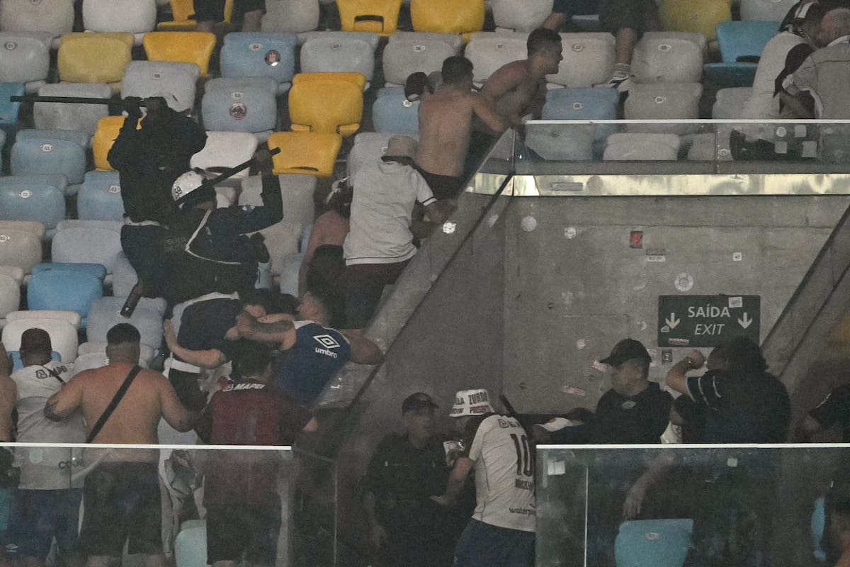 Enfrentamiento entre la policía y los hinchas de Lanús en la tribuna del Maracaná durante el entretiempo del partido contra Fluminense