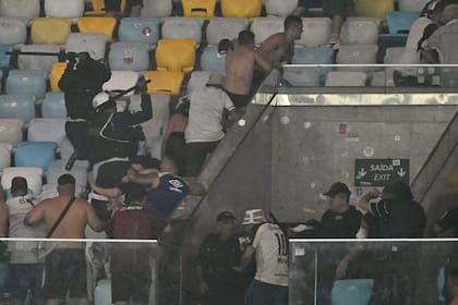 Enfrentamiento entre la policía y los hinchas de Lanús en la tribuna del Maracaná durante el entretiempo del partido contra Fluminense