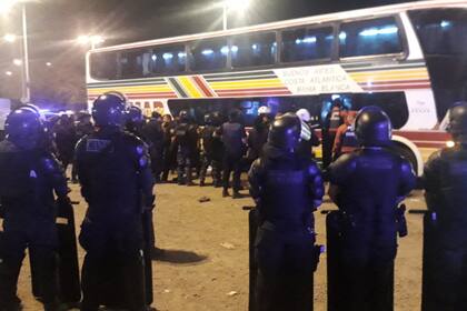 Enfrentamiento entre los hinchas de Banfield y la policía de Córdoba