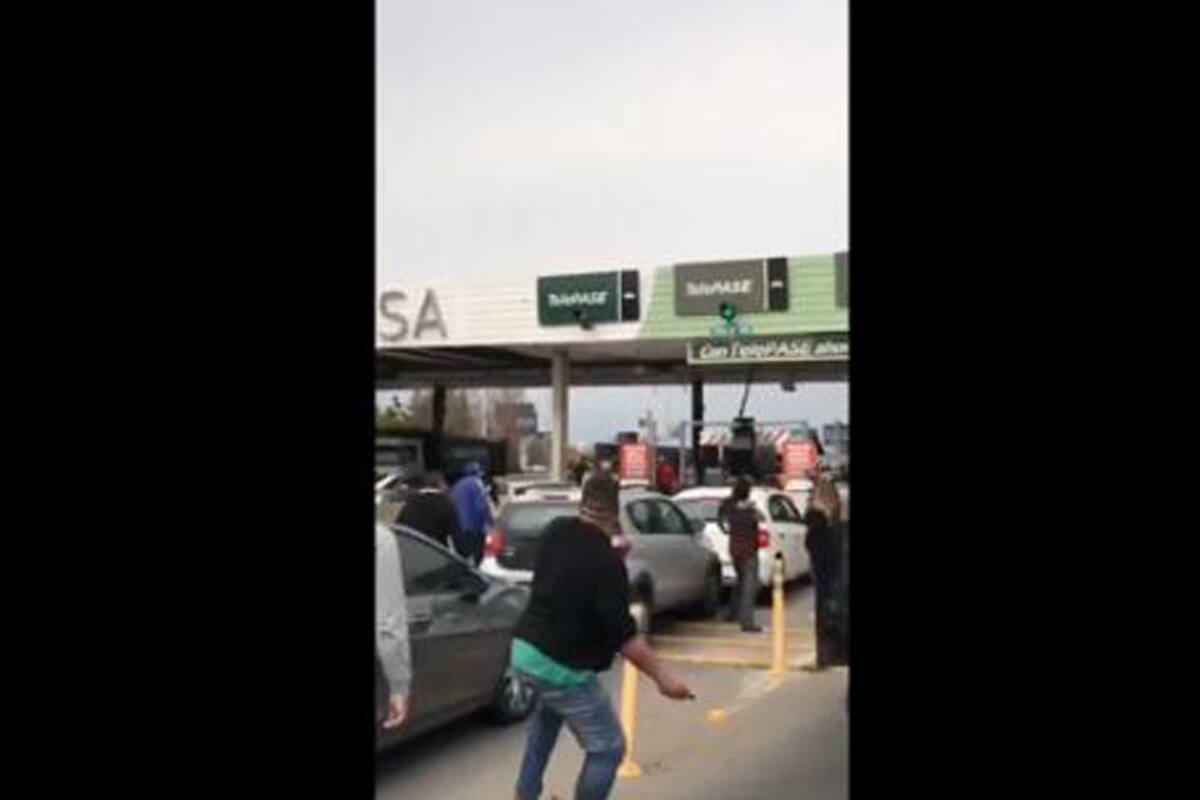 Enfrentamiento entre manifestantes y automovilistas en el peaje de Dock Sud