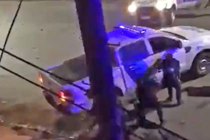 Enfrentamiento entre policías y manifestantes tras el homicidio de una joven en Rafael Castillo