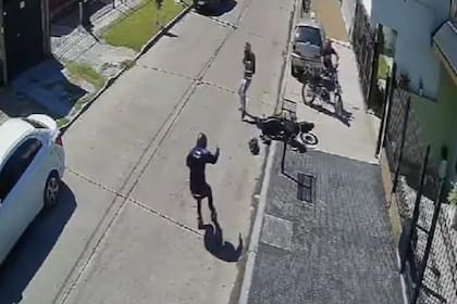 Enfrentamiento entre un oficial de la Policía de la Ciudad y uno de los delincuentes que lo asaltó en La Matanza, en abril pasado