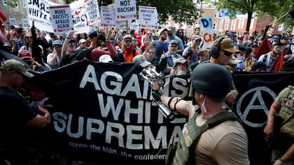 Un manifestante nacionalista se enfrenta a la protesta de los anti-racistas