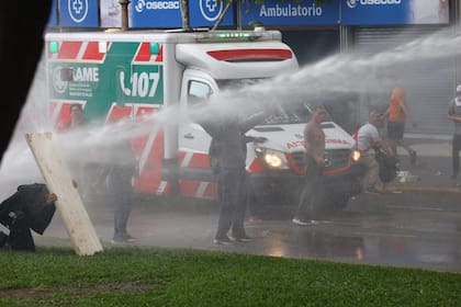 Enfrentamientos entre hinchas y fuerzas de seguridad durante la protesta de jubilados en el Congreso