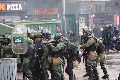 Enfrentamientos entre hinchas y fuerzas de seguridad durante la protesta de jubilados en el Congreso