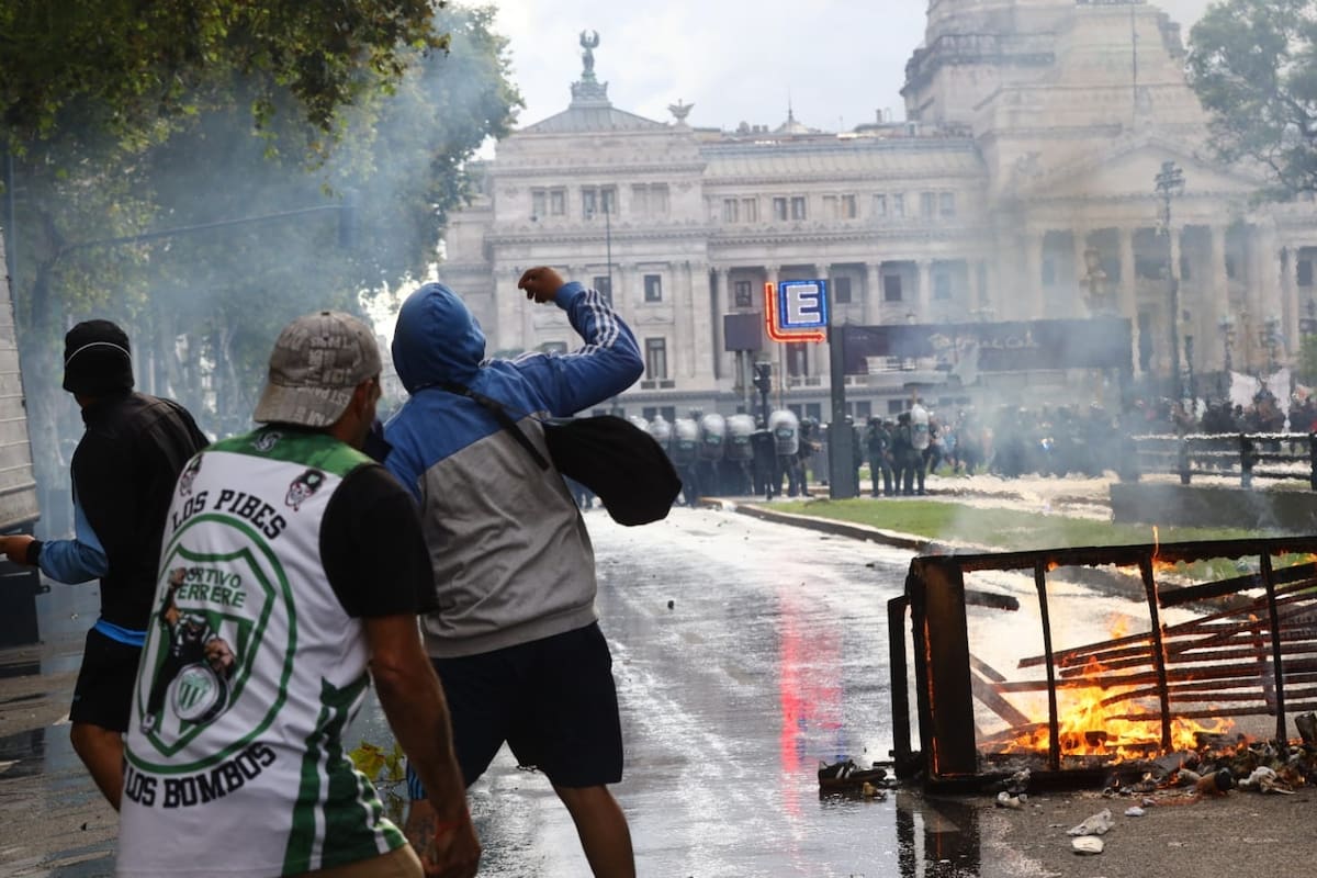 Enfrentamientos entre hinchas y fuerzas de seguridad durante la protesta de jubilados en el Congreso