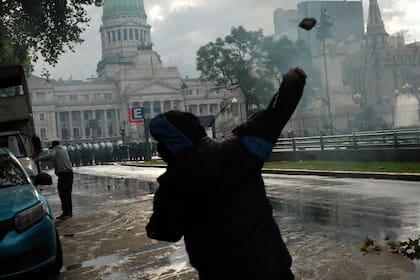 Enfrentamientos entre hinchas y fuerzas de seguridad durante la protesta de jubilados en el Congreso, el martes 12 del actual