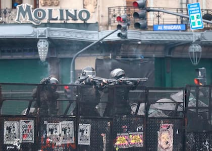 Enfrentamientos entre la policía y los manifestantes en las inmediaciones del Congreso