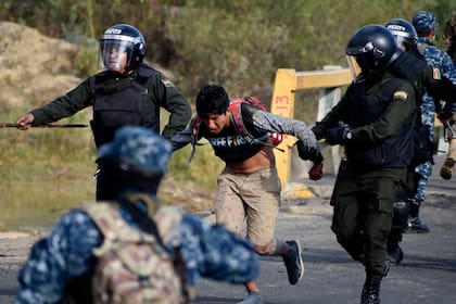 Enfrentamientos entre la policía y los manifestantes en Sacaba, departamento de Cochabamba