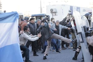 Enfrentamientos entre las fuerzas de seguridad y los manifestantes que participan de la marcha de jubilados frente al Congreso
