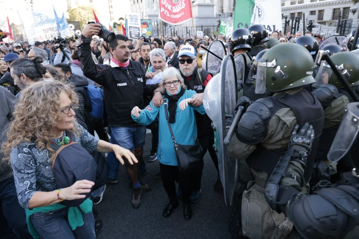 Enfrentamientos entre las fuerzas de seguridad y los manifestantes que participan de la marcha de jubilados frente al Congreso