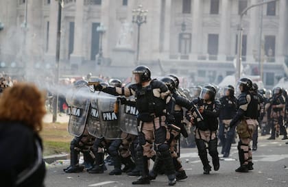 Enfrentamientos entre las fuerzas de seguridad y los manifestantes en los alrededores del Congreso