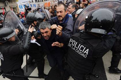 Enfrentamientos entre manifestantes de Pepsico y la policia en las puertas del congreso