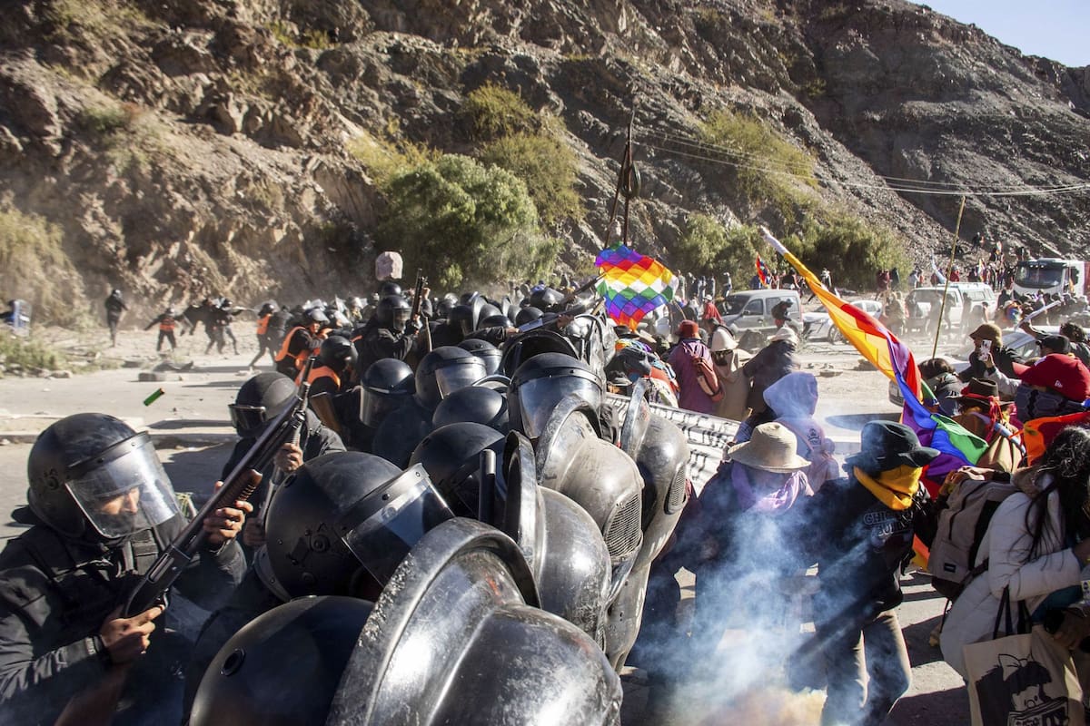 Enfrentamientos entre manifestantes indígenas y policías en Purmamarca, este sábado