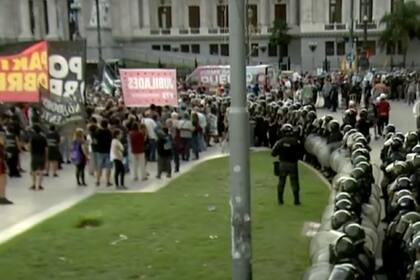 Enfrentamientos entre manifestantes y agentes de la Policía Federal Argentina (PFA) en la marcha ante el Congreso de la Nación por el recorte a jubilados