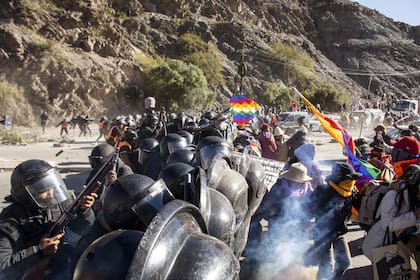 Enfrentamientos entre manifestantes y policías, el sábado, en Purmamarca, Jujuy