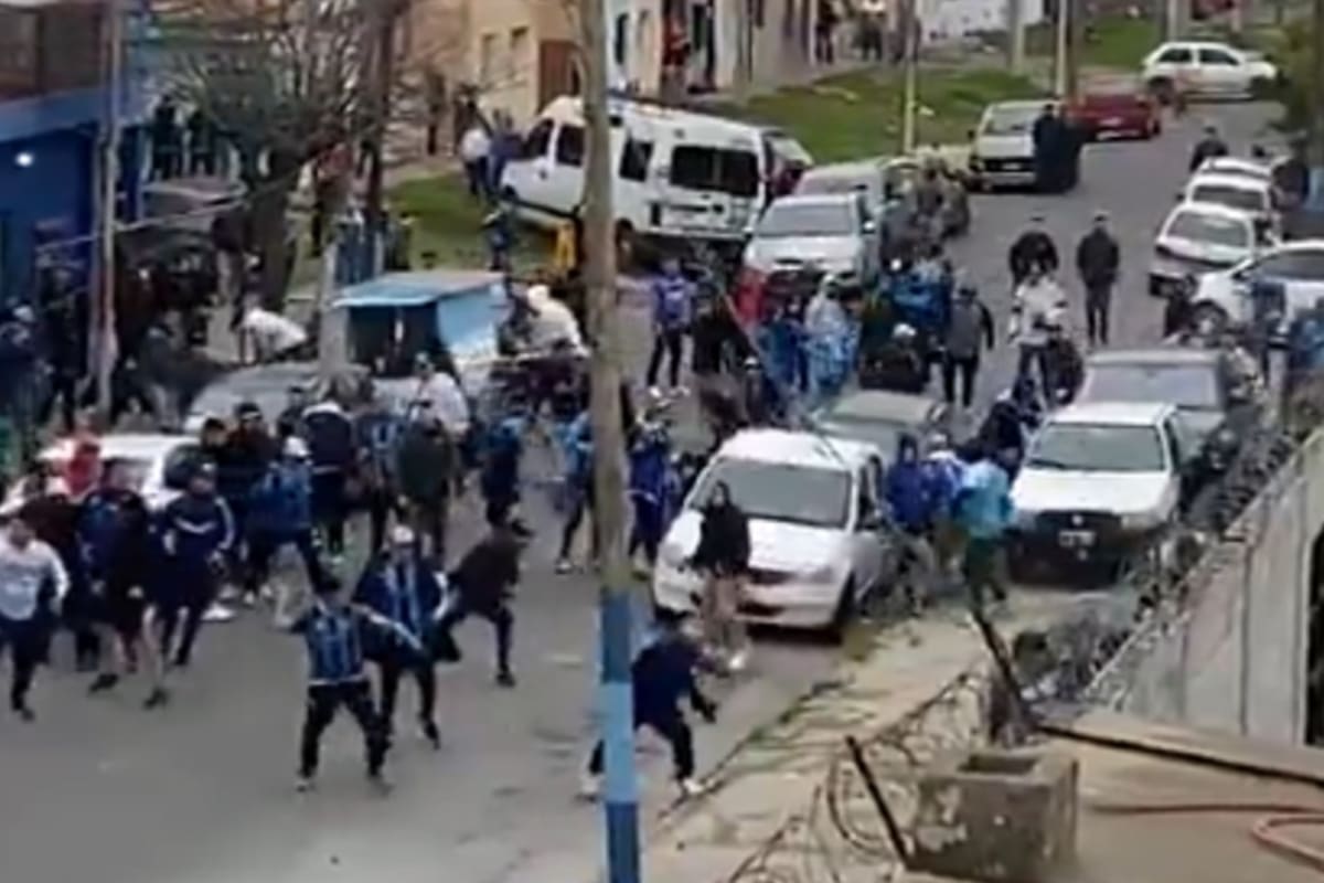 Enfrentamientos entre simpatizantes de San Telmo y efectivos de las fuerzas de seguridad tras la derrota ante Defensores de Belgrano
