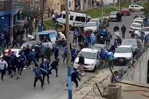 Tras la derrota ante Defensores, la barra de San Telmo tuvo un feroz choque con la Policía