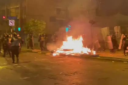 Enfrentamineto en las calles de Lima entre la Policía y los manifestantes