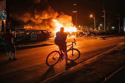 El domingo, un nuevo hecho de violencia policial contra un hombre negro sacudió a los Estados Unidos, a meses de la muerte de George Floyd