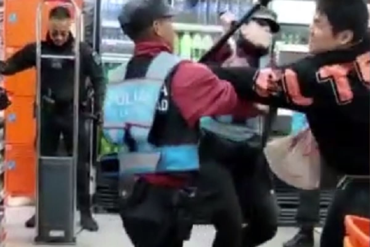 Enfrentó a cinco policías en un supermercado