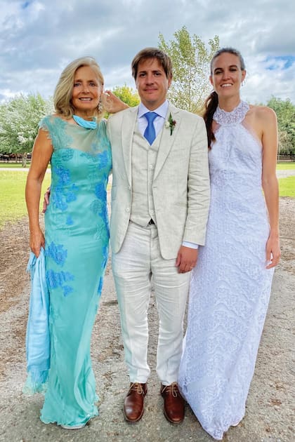 Enfundada en el mismo vestida, Cecilia posa con Rodrigo, uno de sus mellizos, y su flamante mujer, Ali Born, el día de su boda, en marzo de 2021.
