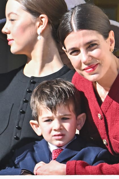 Enfundada en un tailleur de chaqueta y minifalda de Chanel, Charlotte se lució como una mamá cariñosa con sus hijos.