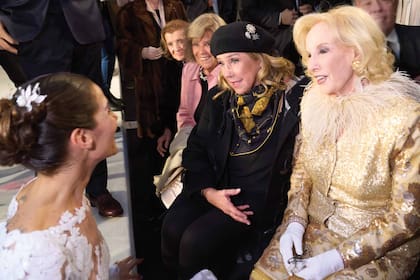 Enfundada en un traje de encaje -la impactante propuesta fashion incluyó piedras blancas a tono, una tiara con brillos y tocado de tul-, Juana se detuvo a saludar a su abuela, Mirtha Legrand, que fue acompañada de su mamá, Marcela Tinayre.