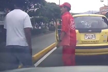 Enfurecido: el taxista insultó y amenazó al conductor que iba detrás (Captura video)