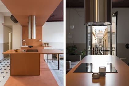 Engamado con el paquete de la cocina, el piso de microcemento unifica el área central y la contrasta con los motivos de los calcáreos.